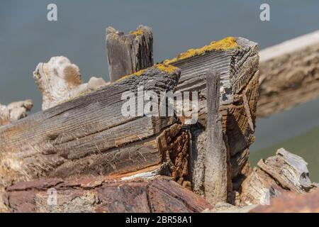 photo détaillée montrant une construction en bois délabrés avec des taches métalliques rouillées Banque D'Images