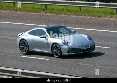 2019 argent Porsche 911 Carrera 4S S-A ; véhicules mobiles pour la circulation automobile, voitures de sport, véhicules routiers au Royaume-Uni, moteurs, véhicules motorisés sur l'autoroute M6 Banque D'Images