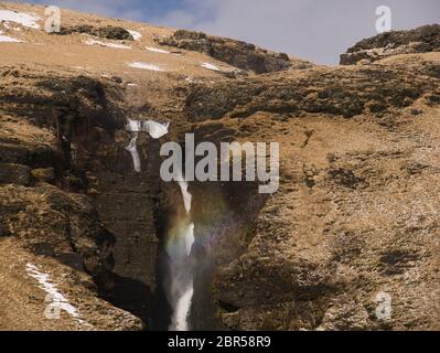 Un petit arc-en-ciel dans l'avant de la crevasse de la chute d'Gluggafoss en Islande Banque D'Images