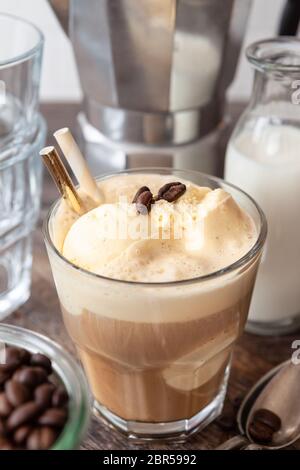 Café glacé avec boules de vanille Banque D'Images