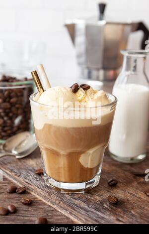 Café glacé avec boules de vanille Banque D'Images