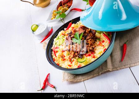 Tajin avec du couscous, légumes et viande sur fond blanc Banque D'Images