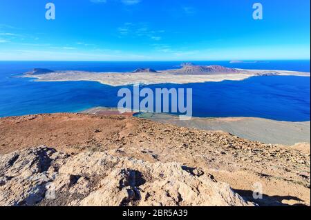 Vue panoramique sur Mirador Del Rio à Lanzarote, îles Canaries, point de mire sélectif Banque D'Images