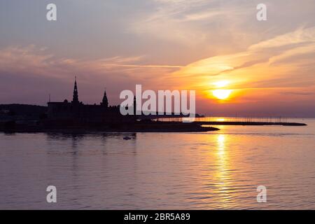 Le château de Kronborg à Helsingor silhouette au coucher du soleil, le Danemark. Château sur la rive à Helsingor. Le port danois de Helsingor avec le château de Kronborg. Panora Banque D'Images