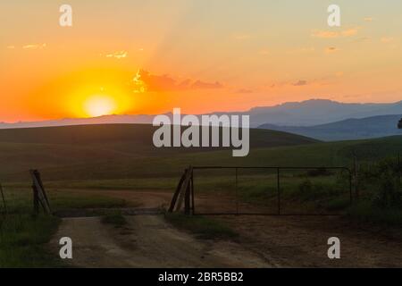 Montagnes terres agricoles coucher de soleil été paysage pittoresque contrastes Banque D'Images