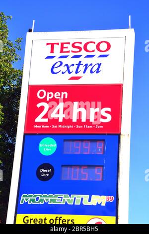 L'essence tombe en dessous de 1 £ le litre au royaume-uni. Une marque de prix de la station essence ou du garage Tesco Extra à Gorton, Manchester, Angleterre, Royaume-Uni, le 20 mai 2020, indique une essence sans plomb à 99.9 penny le litre et du diesel à 105.9 penny le litre. Les prix du pétrole ont chuté au printemps 2020 pendant la pandémie du coronavirus ou de Covid 19, car la conduite automobile et toutes les formes de voyages ont chuté à l'échelle mondiale. Banque D'Images