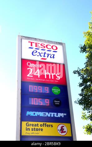 L'essence tombe en dessous de 1 £ le litre au royaume-uni. Une marque de prix de la station essence ou du garage Tesco Extra à Gorton, Manchester, Angleterre, Royaume-Uni, le 20 mai 2020, indique une essence sans plomb à 99.9 penny le litre et du diesel à 105.9 penny le litre. Les prix du pétrole ont chuté au printemps 2020 pendant la pandémie du coronavirus ou de Covid 19, car la conduite automobile et toutes les formes de voyages ont chuté à l'échelle mondiale. Banque D'Images