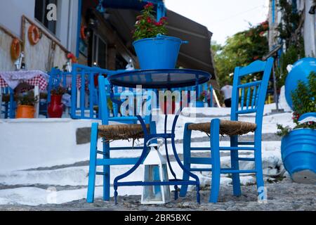 Kos, Grèce - 24 juillet 2018. Taverne grecque sur l'île de Kos. Kolors traditionnels bleus et blancs. Banque D'Images