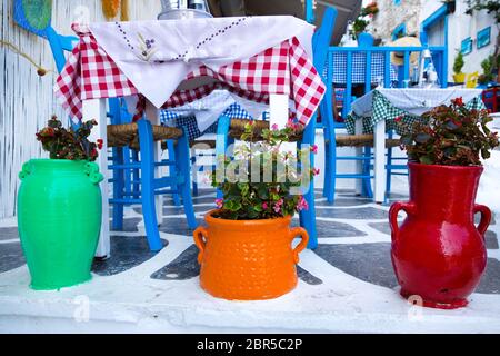 Kos, Grèce - 24 juillet 2018. Taverne grecque sur l'île de Kos. Kolors traditionnels bleus et blancs. Banque D'Images