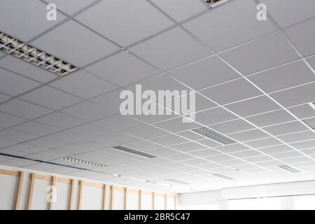 Plafond suspendu avec lampes carrées à LED pour un gros plan au bureau Banque D'Images