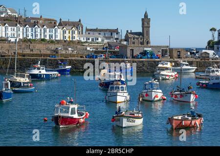 bateaux de pêche dans le port à marée haute, porthleven, cornwall, angleterre, royaume-uni. Banque D'Images