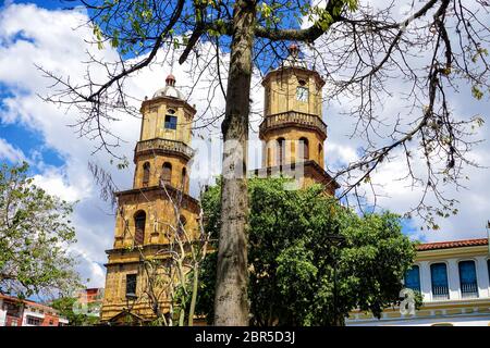 Beau paysage de la cathédrale de San Gil, Santander en Colombie Banque D'Images