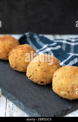 boulettes de pommes de terre croustillantes avec thon et oignon Banque D'Images