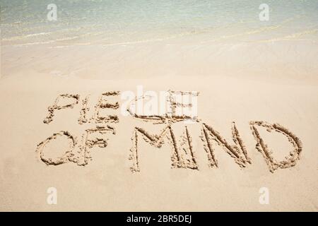 La paix de l'esprit texte écrit sur plage de sable près de la mer Banque D'Images