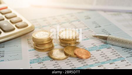 Pièces en euro sur les documents à l'aide d'une calculatrice Banque D'Images