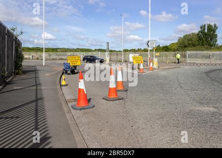 Accès contrôlé au centre de recyclage de Bidston en raison des restrictions de verrouillage de Covid-19. Wallasey Bridge Road, Birkenhead. Banque D'Images