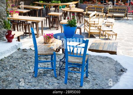 Kos, Grèce - 24 juillet 2018. Taverne grecque sur l'île de Kos. Kolors traditionnels bleus et blancs. Banque D'Images