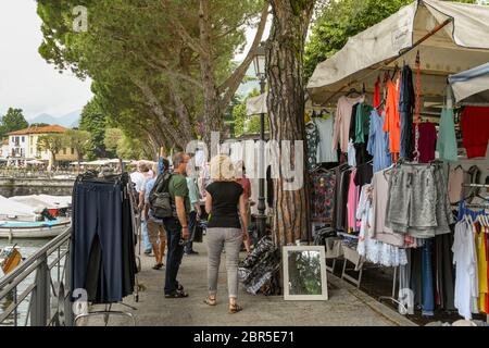 LENNO, LAC DE CÔME, ITALIE - JUIN 2019: Personnes marchant devant des stands dans le marché sur le bord du lac de Lenno sur le Lac de Côme. Banque D'Images