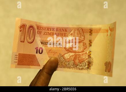 Harare, Zimbabwe. 20 mai 2020. Un client montre un nouveau billet de 10 dollars zimbabwéens retiré d'une banque à Harare, Zimbabwe, le 20 mai 2020. La nouvelle note de 10 dollars du Zimbabwe a commencé à circuler mardi alors que le pays d'Afrique australe combat l'inflation et les pénuries de liquidités. Credit: Shaun Jusa/Xinhua/Alay Live News Banque D'Images