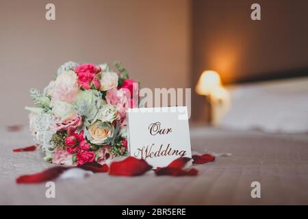 Surprise romantique sous forme d'anneaux de mariage sur le lit d'une chambre d'hôtel. Boîte avec anneaux de mariage sur le lit pour la femme bien-aimée. Mariage, bagues conc Banque D'Images