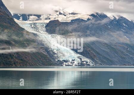 Vue sur le glacier Cascade qui coule dans le bras Barry dans le fjord Harriman, près de Whittier, en Alaska Banque D'Images