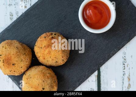 boulettes de pommes de terre croustillantes avec thon et oignon Banque D'Images