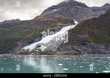 Cascade de glacier qui se fond dans le bras Barry dans le fjord Harriman, dans le détroit Prince William près de Whittier, en Alaska. Banque D'Images