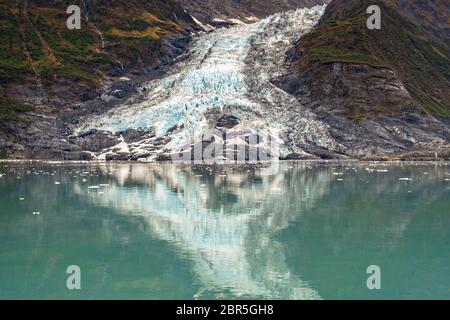 Glacier en cascade se reflétant dans les eaux du bras Barry dans le fjord Harriman, dans le détroit Prince William, près de Whittier, en Alaska. Banque D'Images