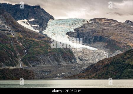 Glacier en serpentin à Barry Arm dans le fjord Harriman, près de Whittier, en Alaska. Le glacier a rechapé de façon spectaculaire d'un glacier d'eau tidale à devenir un glacier suspendu. Banque D'Images