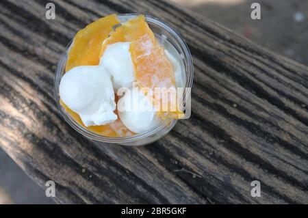 Œufs congelés crème glacée à la noix de coco ou jaune d'œuf congelé à la crème glacée à la noix de coco . GLACE thaïlandaise Banque D'Images