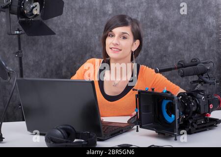 Jolie jeune femme éditeur vidéo travaillant en studio Banque D'Images