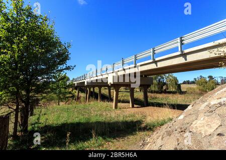 Vue sur le pont Munsie, construit en 1938 sur les eaux de Salisbury à Gostwyck Chapel, près de Uralla, NSW, Australie Banque D'Images