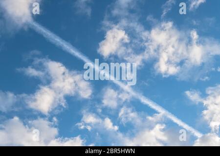 Sentier chimique de carburant des compagnies aériennes dans le ciel bleu avec des nuages blancs. Idéal pour les concepts et les milieux. Banque D'Images