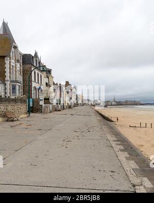 Saint-Malo, France - 12 septembre 2018 : vue avant de maisons de granit traditionnel le long de la promenade à Saint-Malo Banque D'Images