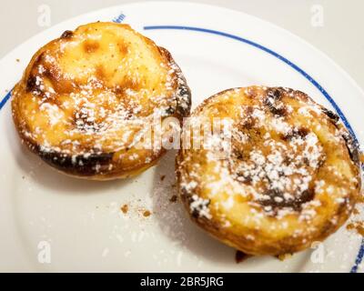 Plat avec le célèbre pasteis de nata, dessert typique de Lisbonne Banque D'Images