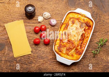 Sommaire d'une lasagne cuite sur bois Banque D'Images