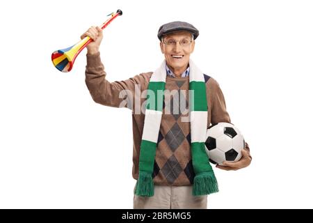 Homme âgé avec une balle de football et une corne souriant à la caméra isolée sur fond blanc Banque D'Images