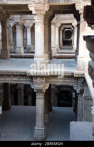 Ahmedabad / Inde / 11 avril 2017 : couloir dans un stepwell sculpté en pierre Banque D'Images