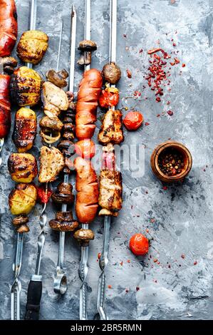 Shish kebabs - grillades de viande et de saucisses.Bbq.kebap oriental traditionnel et des brochettes brochette Banque D'Images