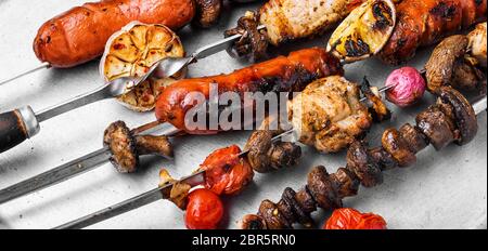 Assortiment de grillades, brochettes, saucisses et légumes grillés Banque D'Images