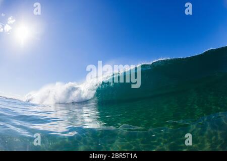 Vague à l'intérieur creux écrasant bleu eau natation photo d'eau Banque D'Images