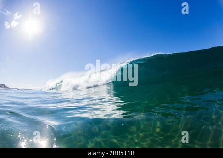 Vague à l'intérieur creux écrasant bleu eau natation photo d'eau Banque D'Images