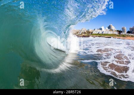 Faites un mouvement à l'intérieur de la cavité qui s'est écrasant bleu eau natation photo d'eau Banque D'Images