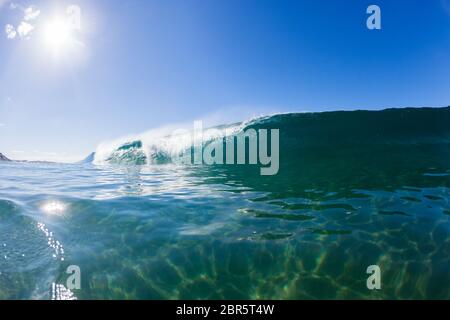 Vague à l'intérieur creux écrasant bleu eau natation photo d'eau Banque D'Images