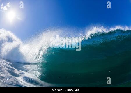 Vague à l'intérieur creux écrasant bleu eau natation photo d'eau Banque D'Images