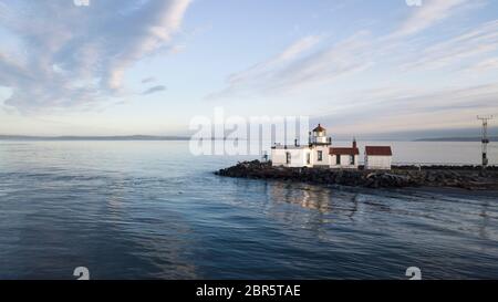 La balise nautique miroite dans le reflet des eaux de Puget Sound dans Discovery Park, juste au nord de Seattle Banque D'Images