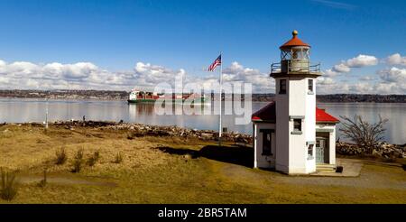 Un porte-conteneurs passe dans le son Robinson Point dirigé pour le Port de Tacoma Banque D'Images