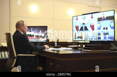 Novo-Ogaryovo, Russie. 19 mai 2020. Le Président russe Vladimir Poutine, préside une réunion par vidéoconférence avec les membres du Conseil économique eurasien suprême dans le cadre de la pandémie COVID-19 de la résidence d'État de Novo-Ogaryovo le 19 mai 2020 en dehors de Moscou, Russie. Crédit: Aleksey Nikolskyi/Kremlin Pool/Alay Live News Banque D'Images