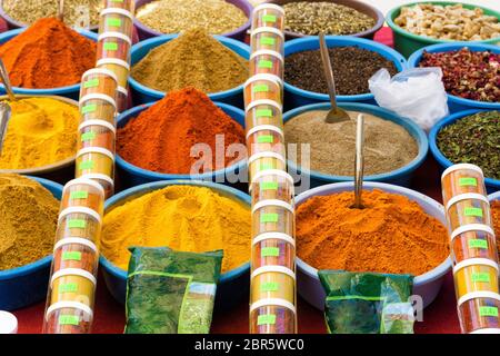 Variété d'épices à vendre sur un marché à Houmt El Souk à Djerba, Tunisie. Banque D'Images