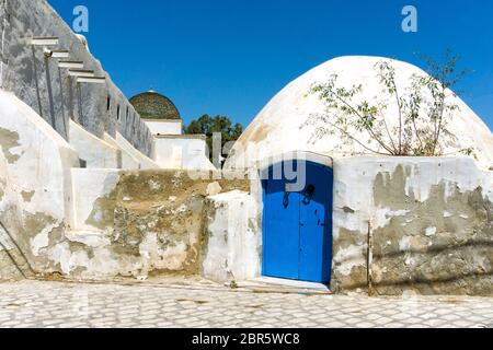 Entrée avec portes traditionnelles bleues à Houmt El Souk, Djerba, Tunisie. Banque D'Images